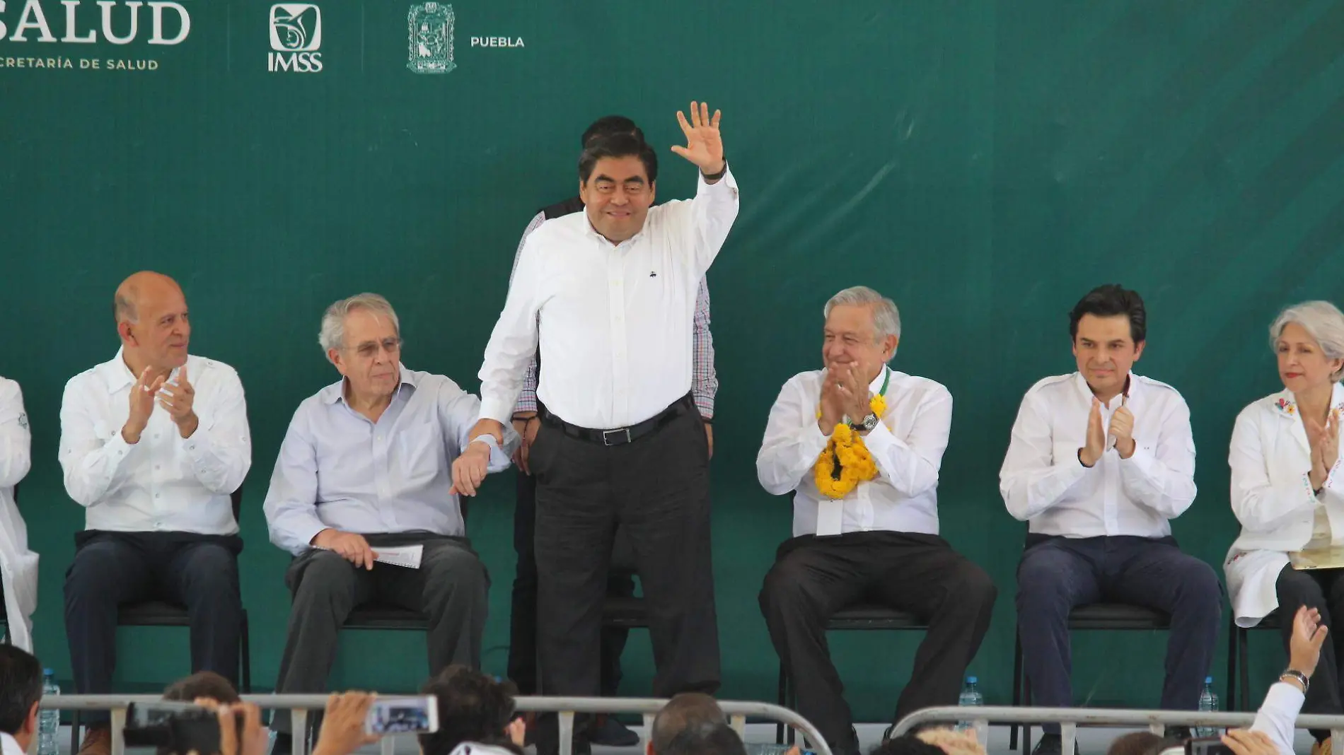 HISTORIA 1 IVAN VENEGAS - Miguel Barbosa y AMLO durante gira por Xicotepec (5)